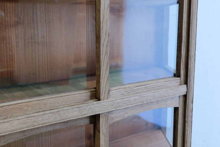 ICCAの日本のアンティークの大正時代の背の低い台形のガラスショーケース