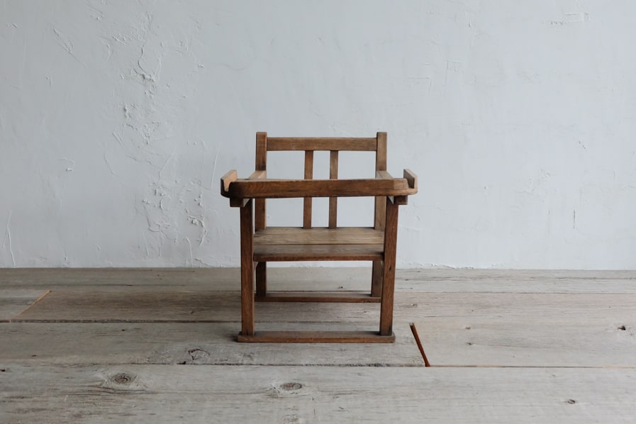 ICCAの日本のアンティークのお盆付きの小さな子供椅子