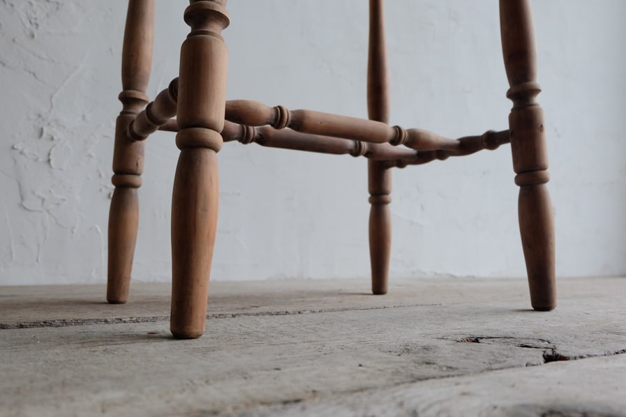 日本のアンティークのろくろ脚デザインのシンプルな花台