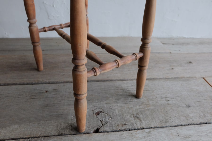 日本のアンティークのろくろ脚デザインのシンプルな花台