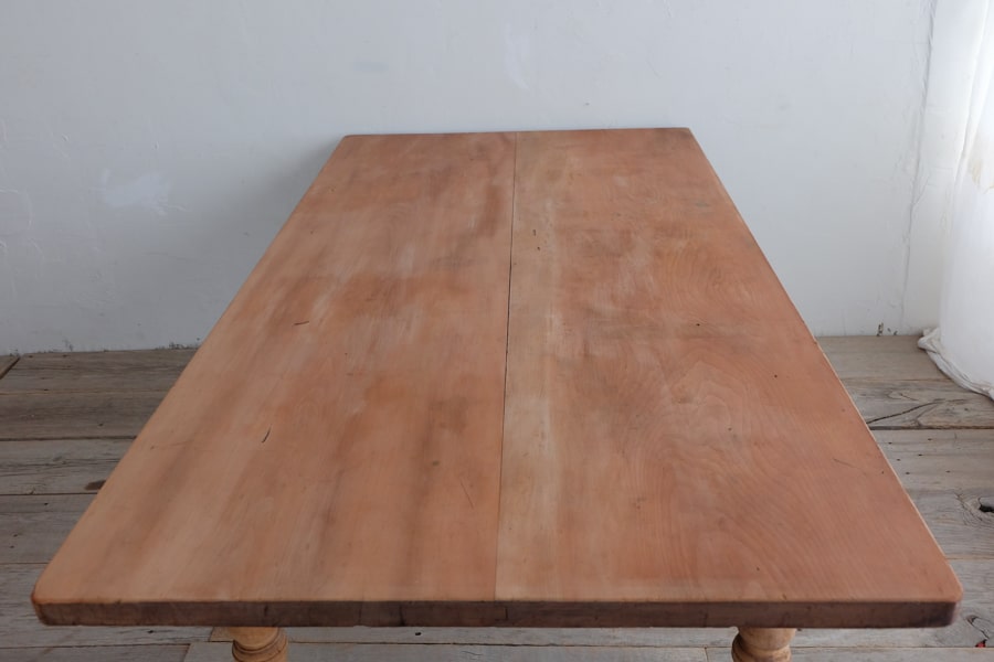 アンティークのナラ材のクラシックなダイニングテーブル
