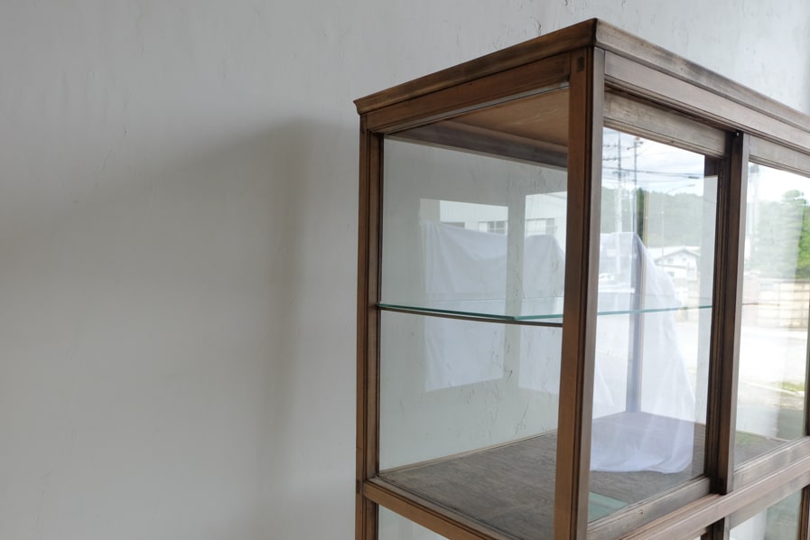 ICCAの日本のアンティークのサクラ材のシンプルなガラスショーケース