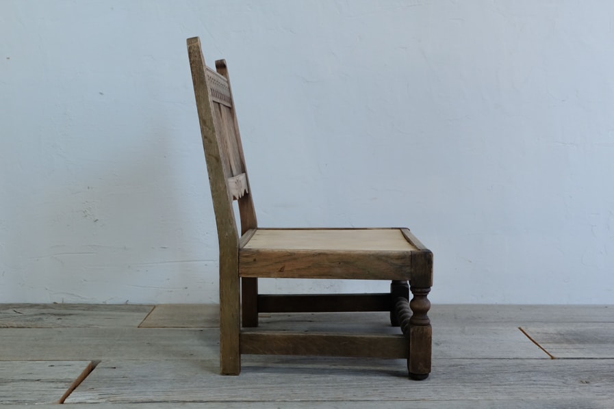 ICCAの日本のアンティークの装飾的な小さな椅子