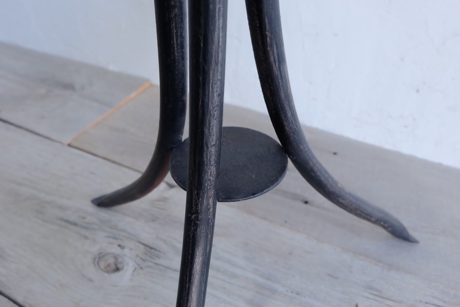 日本のアンティークの珍しい３本脚の黒いアイアンスツール