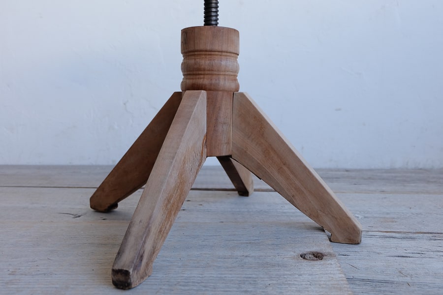 アンティークの鉄と木のスツール